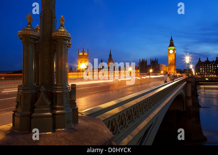 Una vista notturna su Westminster Bridge con il Big Ben in distanza. Foto Stock