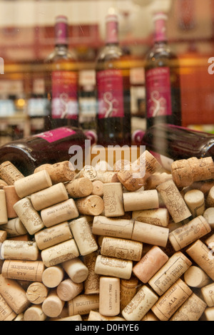 Tappi vino sul display nella vetrina di un negozio nel mercato Leadenhall. Foto Stock