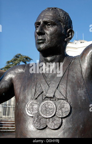 Chiudere fino alla statua di Sir Steve Redgrave, un vogatore olimpico, sulle rive del fiume Tamigi a Marlow, Buckinghamshire, UK. Foto Stock