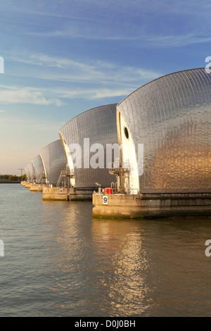 Una vista della Thames Barrier al tramonto. Foto Stock