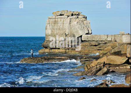 Il pulpito Rock, stack artificiale di roccia sulla riva del mare al Portland Bill sulla isola di Portland, Jurassic Coast, Dorset, England, Regno Unito Foto Stock