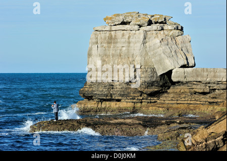 Il pulpito Rock, stack artificiale di roccia sulla riva del mare al Portland Bill sulla isola di Portland, Jurassic Coast, Dorset, England, Regno Unito Foto Stock