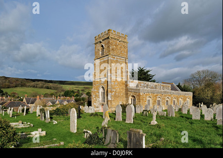 Antiche tombe al cimitero della Chiesa Parrocchiale di San Nicola a Abbotsbury lungo la Jurassic Coast, Dorset, Inghilterra meridionale, Regno Unito Foto Stock