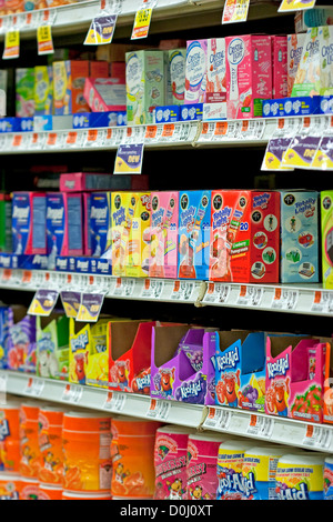 Mix di bevande e di polveri su drogheria ripiani Foto Stock