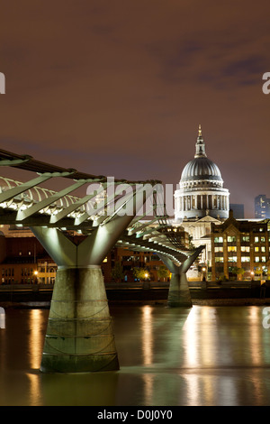 Una vista del Millennium Bridge con la Cattedrale di St Paul e nella distanza. Foto Stock