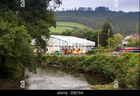 Vista generale di acqua bianca in consulenza Bronwydd, Carmarthenshire. Il kayak e canoa fornitore vende a livello internazionale. Foto Stock