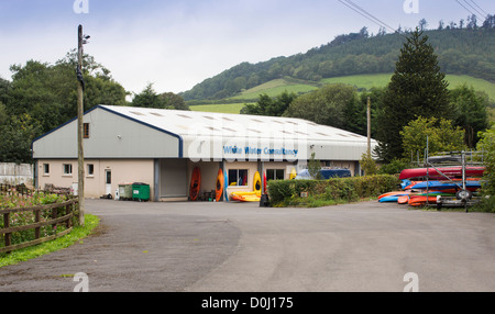 Vista generale di acqua bianca in consulenza Bronwydd, Carmarthenshire. Il kayak e canoa fornitore vende a livello internazionale. Foto Stock