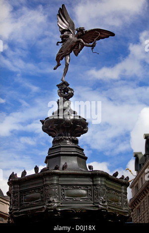 Una vista della statua di Anteros appollaiato sulla cima del Shaftesbury Memorial a Piccadilly Circus. Foto Stock