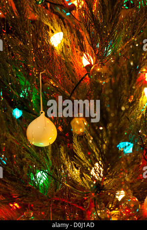 Grandi Luci di Natale su una struttura ad albero Foto Stock