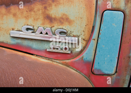 Insegne sul vecchio GMC carrello. Foto Stock