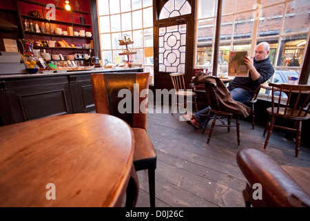 Un uomo si rilassa in farmacia cafe di segale. Foto Stock