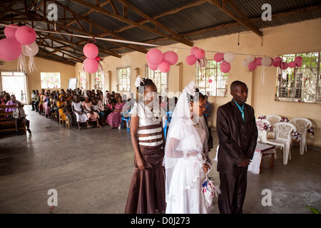 La sposa e lo sposo wed in Kilimanjaro, Tanzania Africa Orientale. Foto Stock