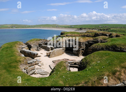 L'interno di un quattro o cinque mila anni casa del neolitico a Skara Brae mostra ripiani, camino e letti. Foto Stock