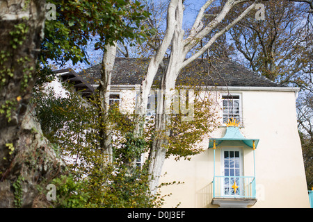 Vista generale di Portmeirion in autunno. Il villaggio è stato progettato e costruito da Sir Clough Williams-Ellis nel Galles del Nord. Foto Stock