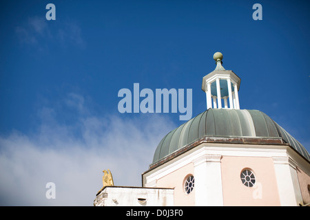 Vista generale di Portmeirion in autunno. Il villaggio è stato progettato e costruito da Sir Clough Williams-Ellis nel Galles del Nord. Foto Stock