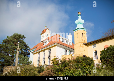 Vista generale di Portmeirion in autunno. Il villaggio è stato progettato e costruito da Sir Clough Williams-Ellis nel Galles del Nord. Foto Stock