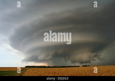 Minacciando Tornadic temporale su terreni agricoli Foto Stock