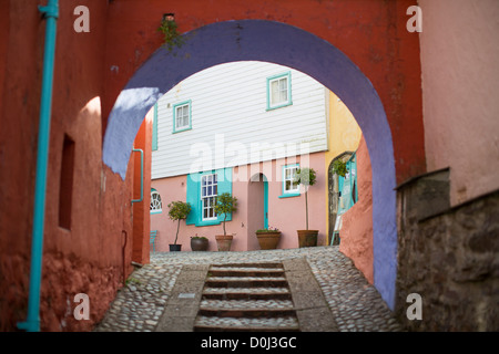 Vista generale di Portmeirion in autunno. Il villaggio è stato progettato e costruito da Sir Clough Williams-Ellis nel Galles del Nord. Foto Stock