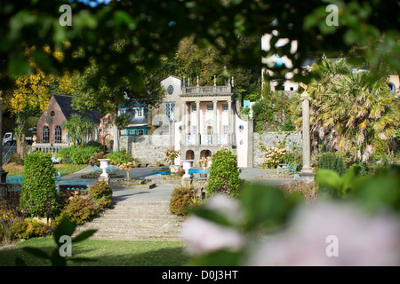 Vista generale di Portmeirion in autunno. Il villaggio è stato progettato e costruito da Sir Clough Williams-Ellis nel Galles del Nord. Foto Stock