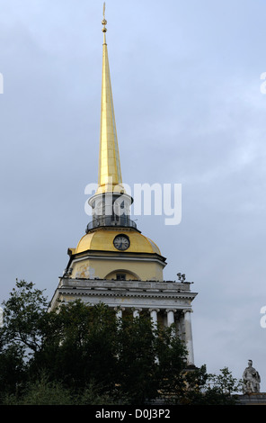 La guglia e il portico della Admiralty Building contro una notte buia e tempestosa del cielo. San Pietroburgo, Russia. Foto Stock