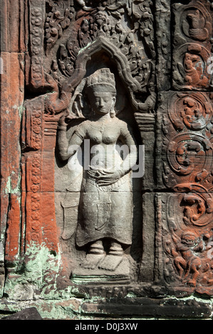 Il bassorilievo di un Devata, una divinità femminile e custode del tempio, Preah Khan, tempio di Angkor, Siem Reap, Cambogia Foto Stock