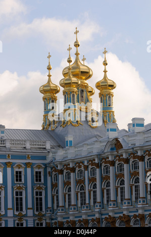 Tetto del palazzo della chiesa con cupole dorate e attraversa nel Palazzo di Caterina Museum, Tzarskoje Selo Palace a Pushkin. Foto Stock