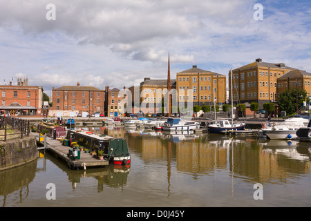 Canal barche ormeggiate presso la storica Gloucester Docks, Gloucester Foto Stock