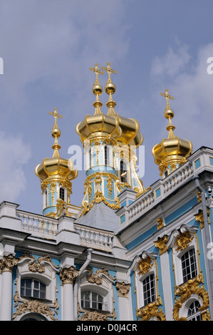 Tetto del palazzo della chiesa con cupole dorate e attraversa nel Palazzo di Caterina Museum, Tzarskoje Selo Palace a Pushkin. Foto Stock