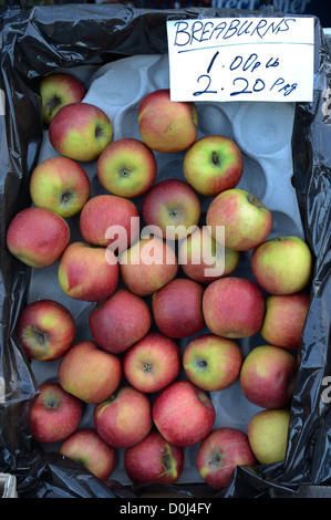 La Braeburn mele (scritto in modo errato nella foto) sul display al di fuori di un negozio di Edimburgo. Foto Stock