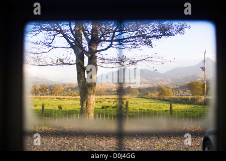 Vista da una camera da letto finestra del parco nazionale di Snowdonia, il Galles, in autunno. Foto Stock