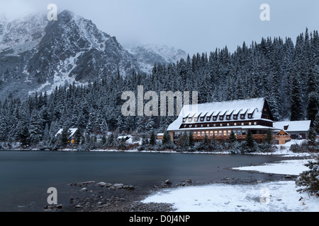 Popradske Pleso in Slovacchia in una fredda e mattino nevoso nei monti Tatra Foto Stock