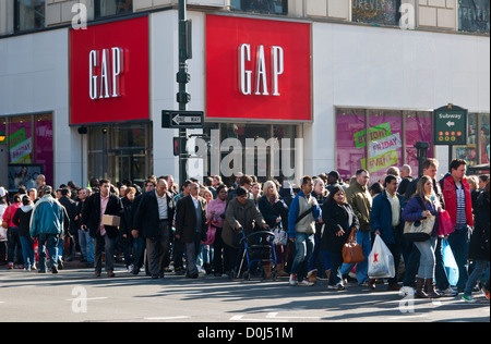 Gli amanti dello shopping in Herald Square Shopping District di New York in cerca di occasioni sulla Venerdì nero Foto Stock