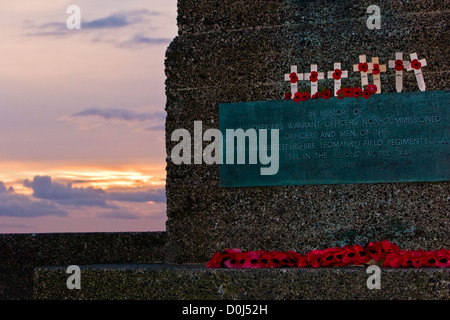 Il Memoriale di guerra in Glenfield Lodge Park al tramonto sul ricordo domenica 2012 Foto Stock