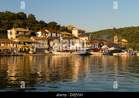 La mattina presto al piccolo porto di Vathi Harbour, Meganisi Island, Grecia Foto Stock