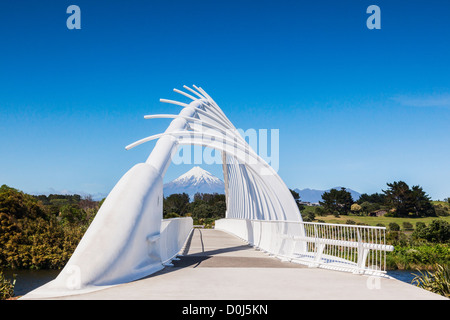 Te Rewa Rewa Bridge, New Plymouth, Taranaki Regione, Nuova Zelanda, e Mount Taranaki in una limpida giornata di sole. Foto Stock