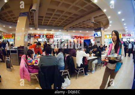 La gente nel food court del mondo nuovo centro commerciale nel quartiere cinese di Flushing, Queens a New York Foto Stock