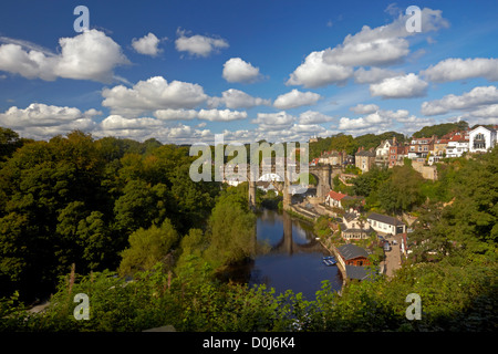 Una vista di Knaresborough e il fiume Nidd mostra il Vittoriano viadotto ferroviario si riflette nelle acque di seguito. Foto Stock