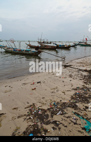 Tradizionale lunga coda barche da pesca nei pescatori musulmani Village Ban Hua Thanon su Ko Samui, Tailandia Foto Stock