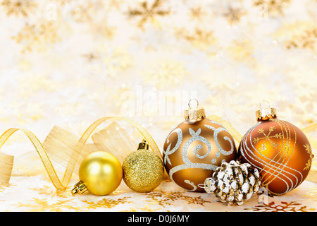 Golden Natale sfondo con sfere di oro e ornamenti Foto Stock