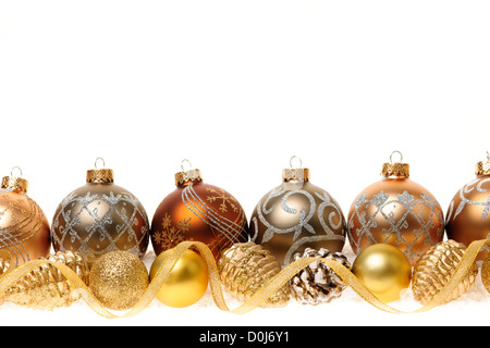Golden decorazioni di Natale con le sfere di oro e ornamenti su sfondo bianco Foto Stock