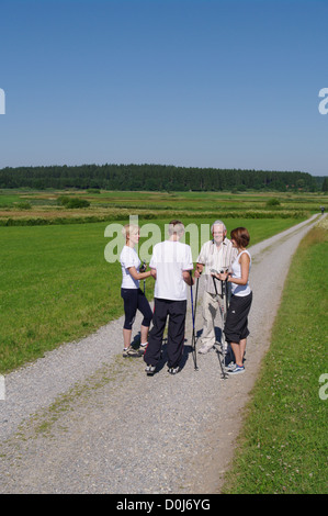 Il nordic walking giovani e vecchi insieme Foto Stock