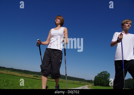 Il nordic walking giovani e vecchi insieme Foto Stock