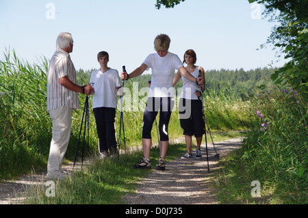 Il nordic walking giovani e vecchi insieme Foto Stock