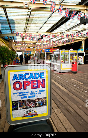 Un segno nella sala giochi sul Clacton Pier. Foto Stock