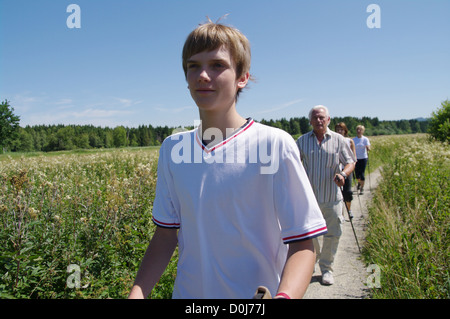 Il nordic walking giovani e vecchi insieme Foto Stock