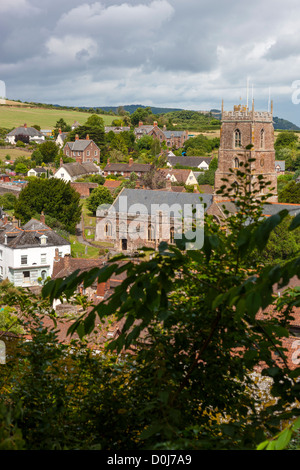 Vista dal castello Dunster oltre il villaggio di Dunster, Parco Nazionale di Exmoor. Foto Stock