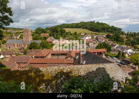 Vista dal castello Dunster oltre il villaggio di Dunster, Parco Nazionale di Exmoor. Foto Stock