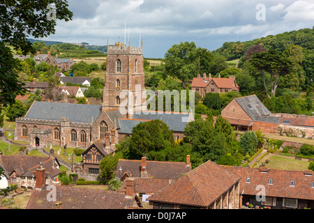 Vista dal castello Dunster oltre il villaggio di Dunster, Parco Nazionale di Exmoor. Foto Stock