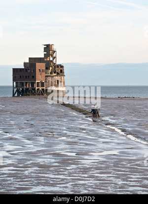 La torre di granella batteria a bassa marea. Foto Stock