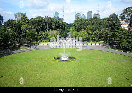 CITTÀ DI HO CHI MINH, Vietnam - i terreni di fronte al Palazzo della riunificazione (l'ex Palazzo Presidenziale) nel centro di ho chi Minh (Saigon), Vietnam. Il palazzo fu utilizzato come quartier generale del Vietnam del Sud durante la guerra del Vietnam. Foto Stock